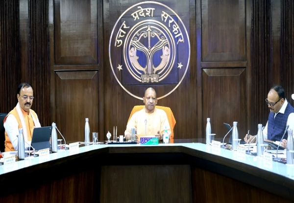 कैबिनेट बैठक करते मुखयमंत्री योगी
