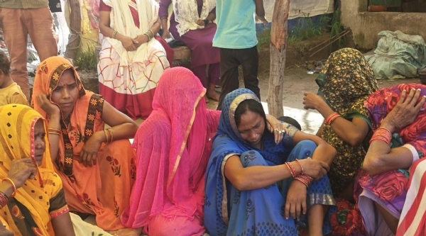 मृतक किशोरी का शोकाकुल परिजन