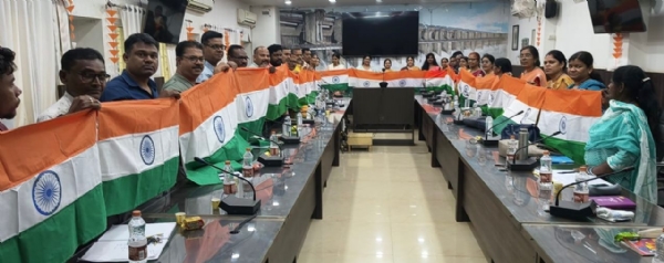 हाथों में तिरंगा लेकर समूह में खड़े हुए जिले के अधिकारी-कर्मचारी।