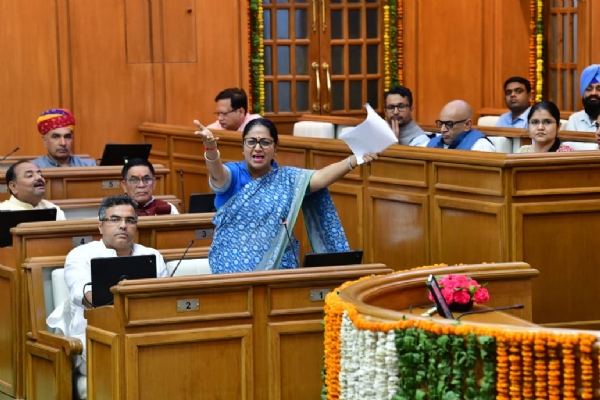 दिल्ली विधानसभा में मानसून सत्र के दौरान सीएजी रिपोर्ट पर चर्चा के दौरान बोलती मुख्यमंत्री रेखा गुप्ता