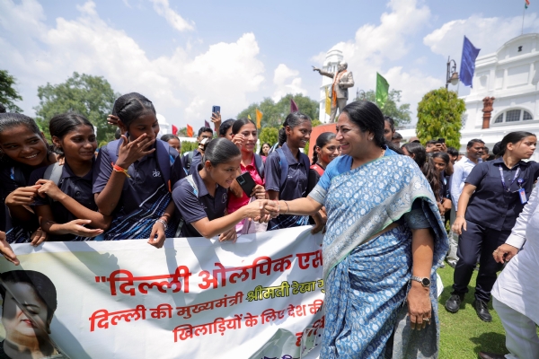 दिल्ली विधानसभा में गुरुवार को युवा खिलाड़ियों और मेधावी छात्रों  से मुलाकात करती मुख्यमंत्री रेखा गुप्ता