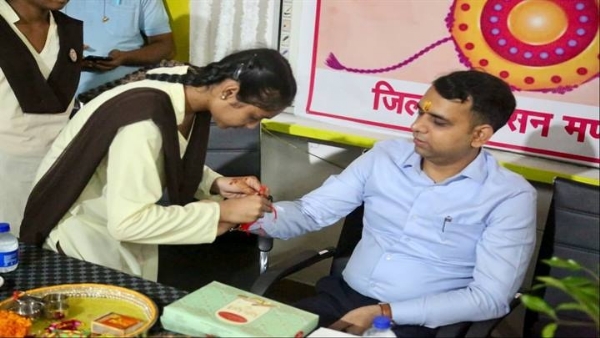 कलेक्टर ने बालिकाओं से बंधवाई राखियाँ