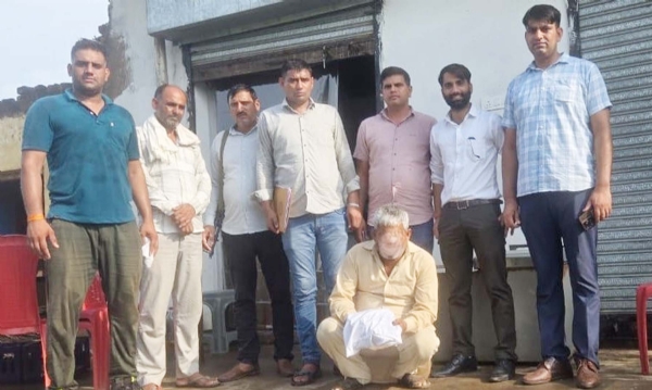 एनसीबी की टीम द्वारा काबू किया गया अवैध नशा तस्कर।