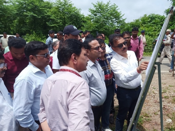 असमः कोकराझार जिले के बासबाड़ी में प्रस्तावित वैगन वर्कशॉप स्थल का निरीक्षण करते पूसीरे के महाप्रबंधक चेतन कुमार श्रीवास्तव