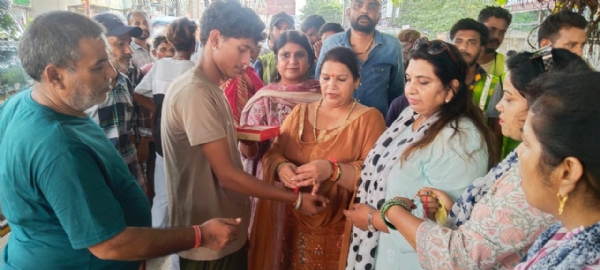 राखी बांधती किरण जैसल
