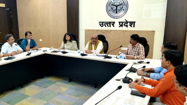 कानपुर में वैक्सीन से वंचित 1330 बच्चों के लिए विशेष टीकाकरण अभियान लेकर बैठक को संबोधित करते जिलाधिकारी जितेंद्र प्रताप सिंह का छायाचित्र