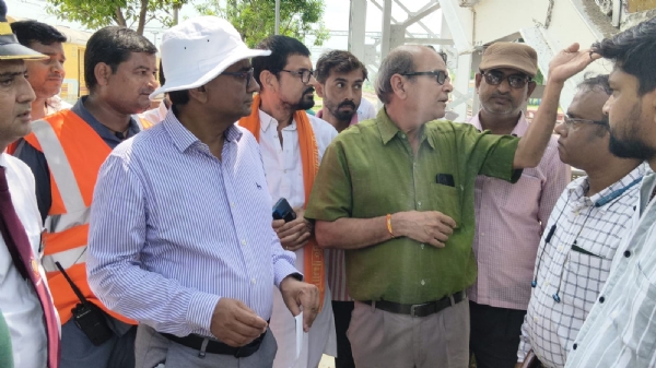 डीआरएम ने किया औचक निरीक्षण गंदगी देख लगाई फटकार