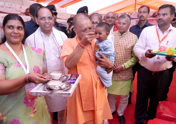 संभल में नवजात बच्चों का अन्नप्राशन संस्कार कराते मुख्यमंत्री योगी आदित्यनाथ।।