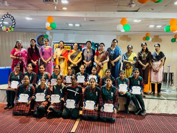 पानीपत स्थित आर्य गर्ल्स पब्लिक स्कूल में आयोजित प्रश्ननोतरी प्रतियोगिता में विजेता टीम