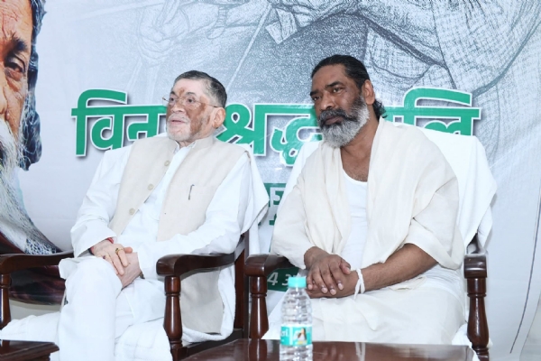 सीएम हेमंत सोरेन के साथ राज्यपाल संतोष गंगवार