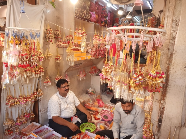 रक्षाबंधन को लेकर बाजारों में बढ़ी रौनक, जयपुर के प्रमुख बाजारों में सजी राखियों की दुकानें