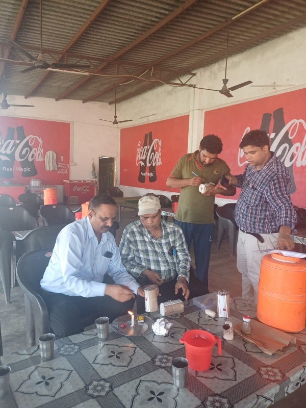 छापेमारी के दौरान मिठाई की दुकान से सैंपल लेती एफएसडीए टीम।