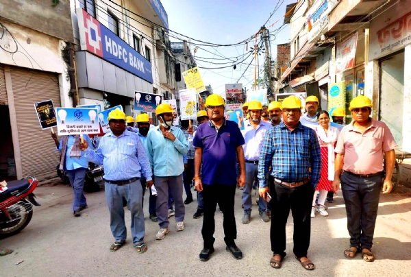 धौलपुर में पैदल मार करते बिजली विभााग के अिधाकारी।्