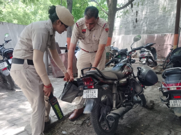 बम निरोधक टीम चैकिंग करते हुए।