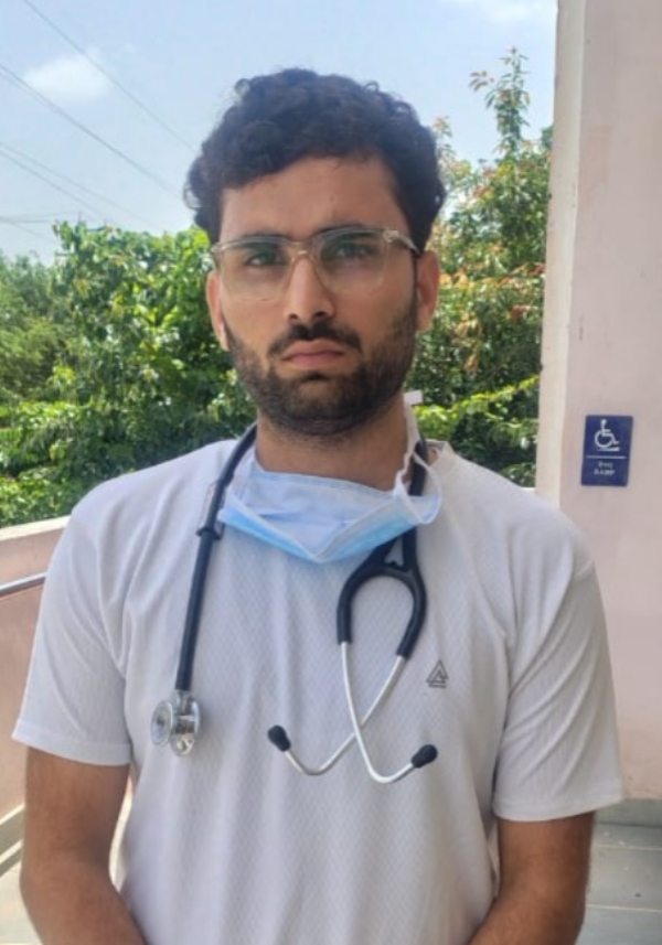 पीजीआई में पकड़ा गया फर्जी डॉक्टर।