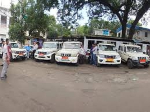 भोपाल में राजस्व अधिकारियों ने गाड़ियां वापस कर दी।