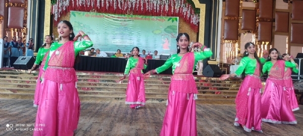 कजरी गीतों पर झूमी छात्राएं, हुई मेहंदी प्रतियोगिता*