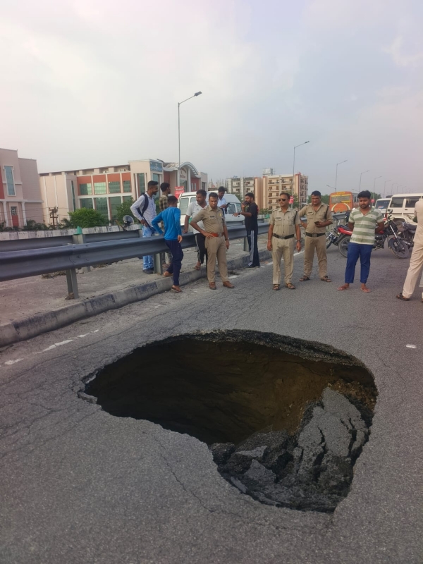 पतंजलि के सामने मार्ग पर बना गड्ढा