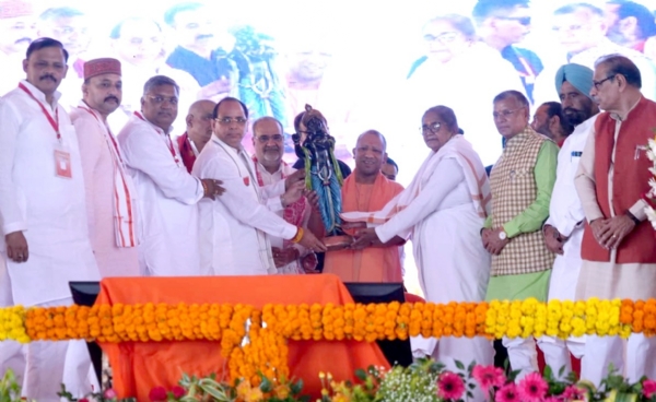 संभल में मुख्यमंत्री योगी आदित्यनाथ को भगवान की प्रतिमा देतीं माध्यमिक शिक्षा मंत्री गुलाबो देवी व क्षेत्रीय अध्यक्ष सत्येंद्र सिसोदिया।