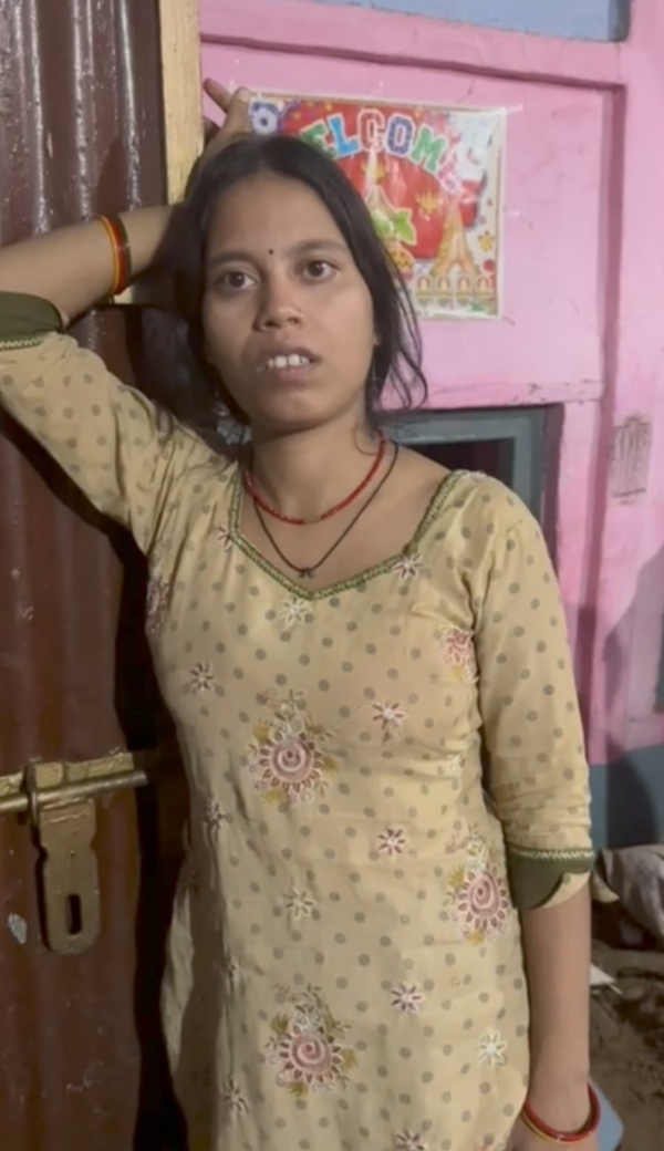 फोटो - घटना के बारे जानकारी देती महिला