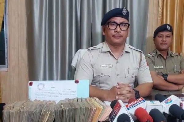 जयगांव पुलिस थाना प्रभारी पलजार भूटिया पत्रकार सम्मेलन करते हुए 