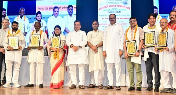 क्रान्तिकारियों के परिजनों के साथ उप मुख्यमंत्री ब्रजेश पाठक