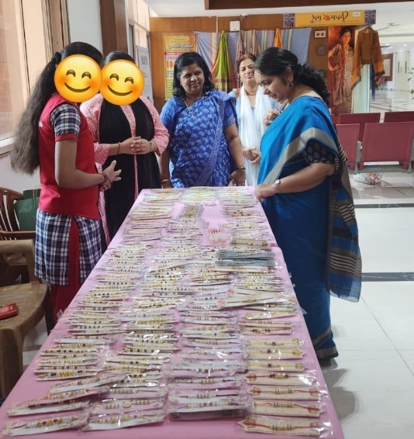 वल्लभ भवन में बालिका गृह की बालिकाओं ने लगाया हस्तनिर्मित राखियों का स्टॉल