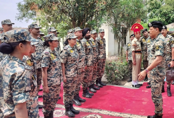 सीमा सुरक्षा बल के महानिदेशक दलजीत सिंह चौधरी जवानाें के साथ बातचीत करते हुए