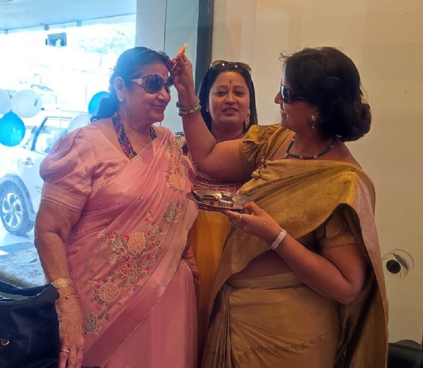 तिलक लगाती महिलाएं