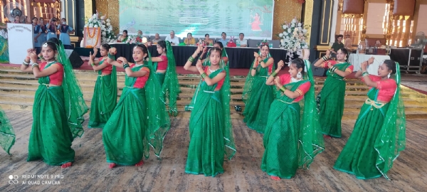 कजरी गीतों पर झूमी छात्राएं, हुई मेहंदी प्रतियोगिता*