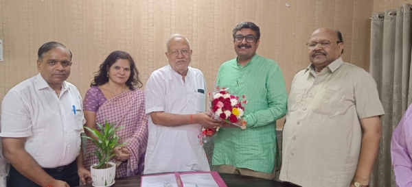 प्रोफेसर आशीष दहिया का अभिनंदन करते कॉलेज प्रबंध समिति के प्रधान अग्रवाल और प्राचार्य डॉक्टर आशा शर्मा।