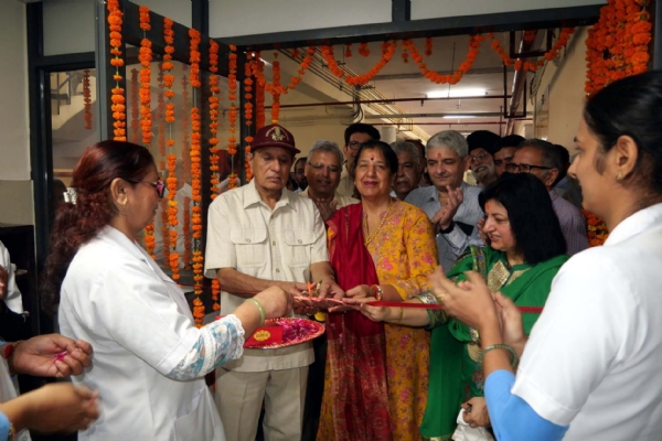 अग्रोहा मेडिकल में कार्यक्रम का शुभारंभ करते पूर्व सांसद जनरल डीपी वत्स।