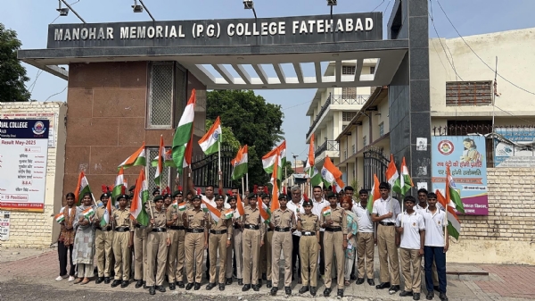 फतेहाबाद। एमएम कॉलेज में प्राचार्य डॉ. गुरचरण दास के नेतृत्व में तिरंगा यात्रा निकालते विद्यार्थी।