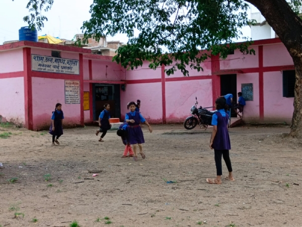 स्कूल में खेलते हुए बच्चे।