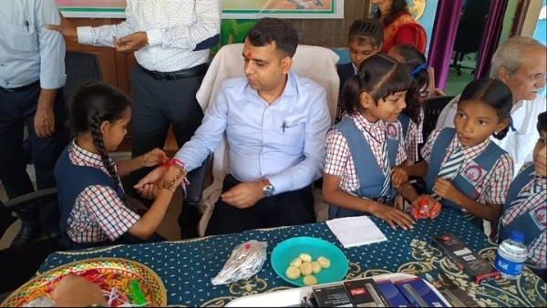 कलेक्टर ने बालिकाओं से बंधवाई राखियाँ