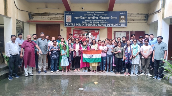 वीर सैनिकों के लिए राखी तैयार करने वाली महिलाए