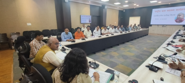बैठक करते जिलाधिकारी