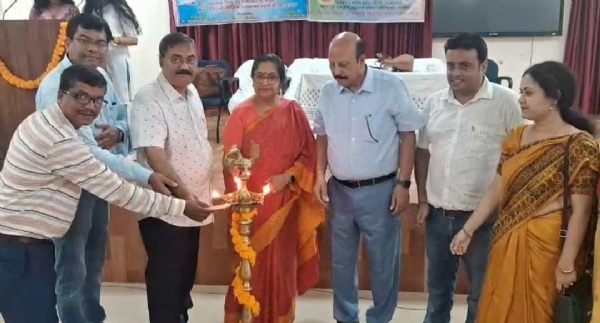उद्घाटन करते अतिथि