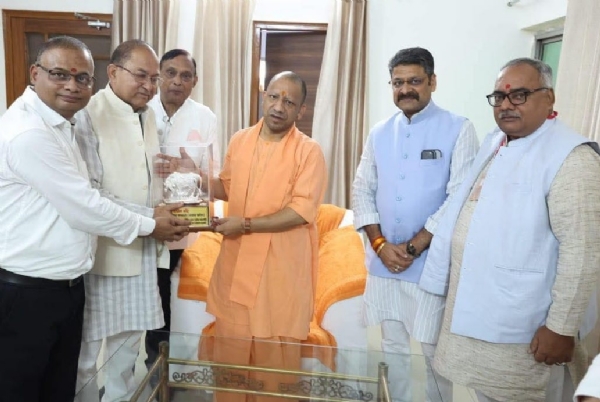 मुरादाबाद में मुख्यमंत्री योगी आदित्यनाथ को गाय की प्रतिमा भेंट करते संयुक्त उद्योग व्यापार मंडल उप्र के पदाधिकारी।