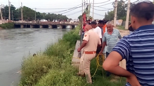टोहाना। नहर से लडक़ी के शव को निकालते पुलिस कर्मचारी।