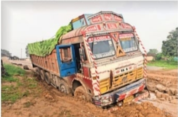 एनएच 343 में लगातार फंस रहे वाहन और लग रहा जाम