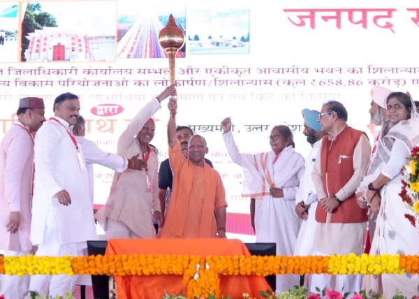 संभल में मुख्यमंत्री योगी आदित्यनाथ को गदा देते पूर्व लोकसभा प्रत्याशी परमेश्वर लाल सैनी।