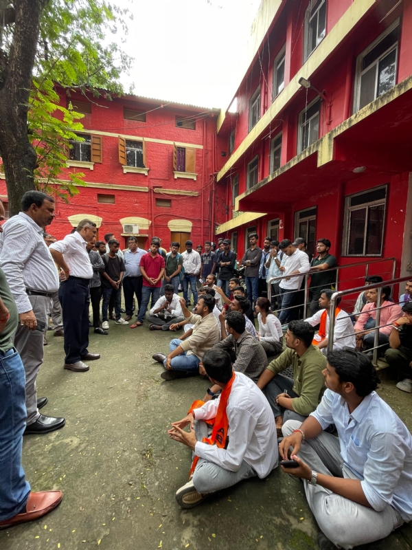 यूनिवर्सिटी परिसर में आंदोलनरत छात्रगण