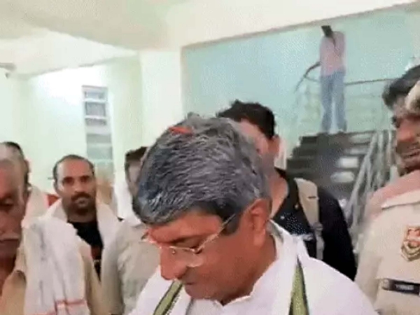 नगर निगम में मेयर काे घेरे खड़े संस्था के पदाधिकारी व अन्य।