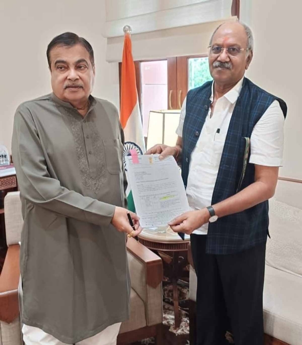 केंद्रीय मंत्री  नितिन गडकरी  स्वीकृति पत्र सांसद बृजमाेहन काे साैंपते