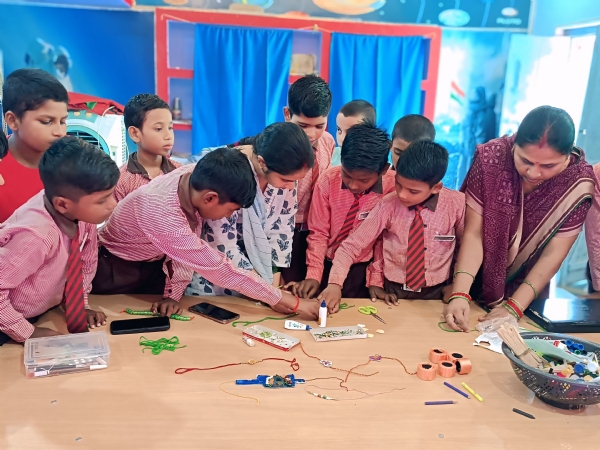 राखी तैयार करते छात्र