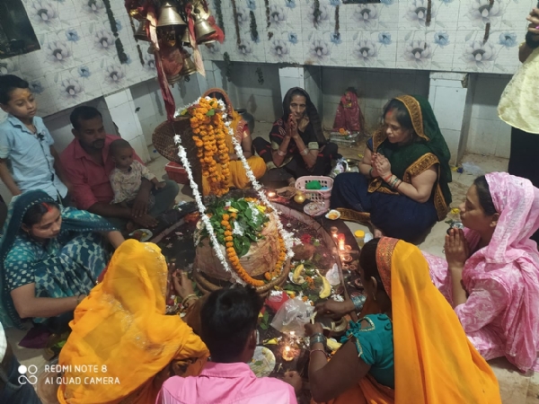कोटार शिव धाम में शिव स्त्रोत का पाठ करते भक्त।