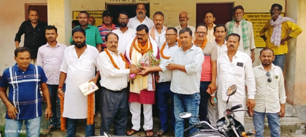 प्रदीप मेहता का स्वागत करते लोग