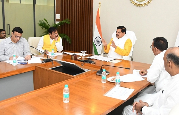 रेल कोच फैक्ट्री के भूमिपूजन कार्यक्रम की समीक्षा करते हुए मुख्यमंत्री