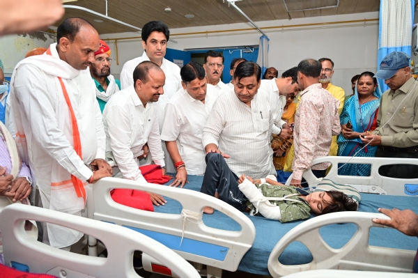 कांग्रेस प्रदेशाध्यक्ष गोविंद सिंह डोटासरा ने परिजनों और बच्‍चों से की मुलाकात